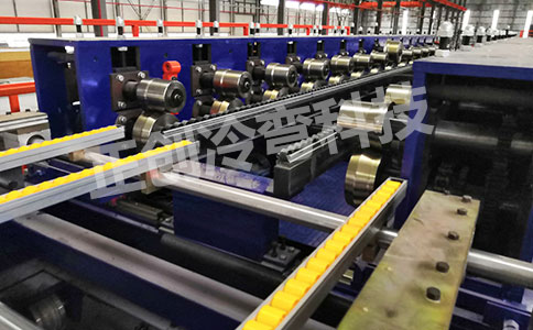 PU聚氨酯發(fā)泡板成型機(jī)